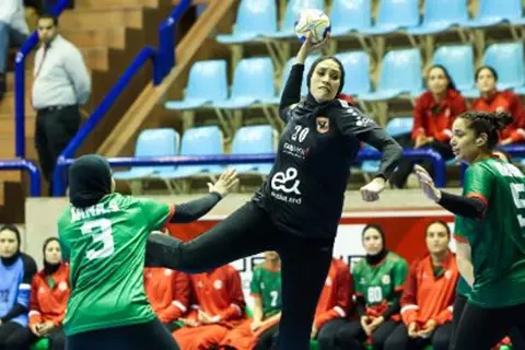 سيدات الأهلي يتوجن بلقب دوري كرة اليد عقب الفوز على سبورتنج